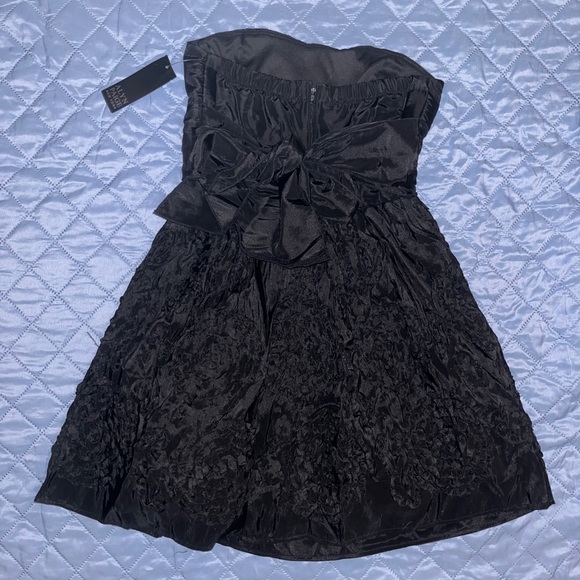 Elegant Black Strapless Dress - Picture 2 of 3